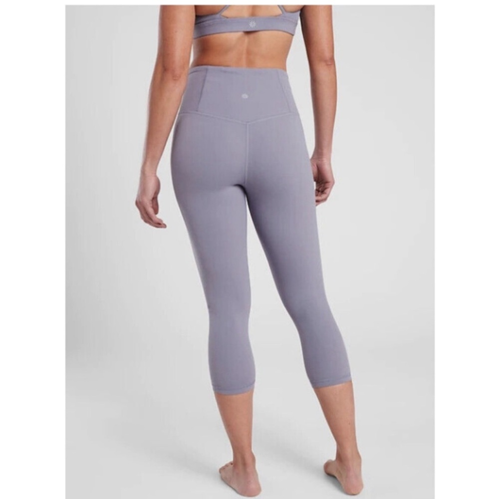 Athleta Ultra High Rise Elation Capri Leggings Size 1X Tempest Violet Lilac Pant